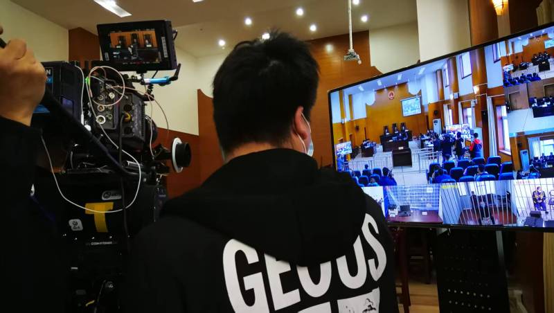 AI生成VS人工创意——八公山区广告片拍摄公司的技术浪漫主义实践